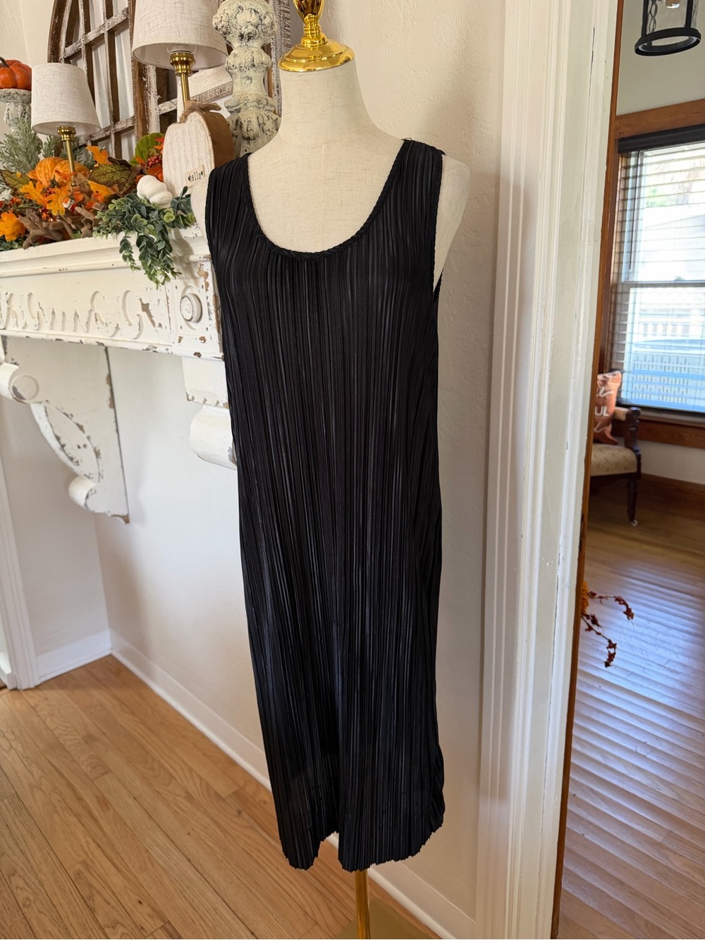 H&M Black Sleeveless Pleated Midi Dress